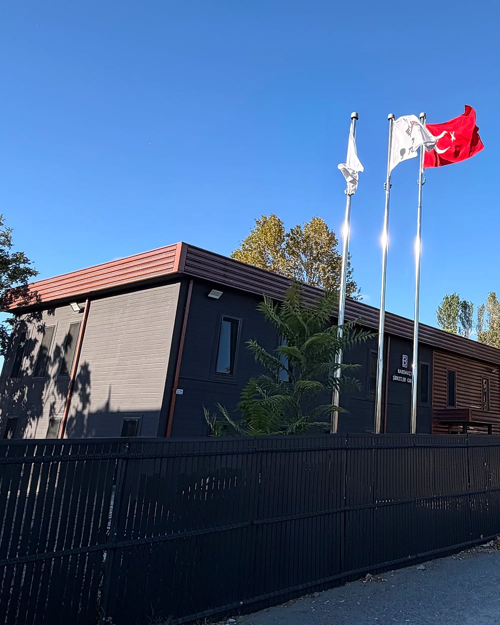 Türk bayrağı ve Bardakçı Şirketler Grubu bayrağının dalgalandığı ofis binası
