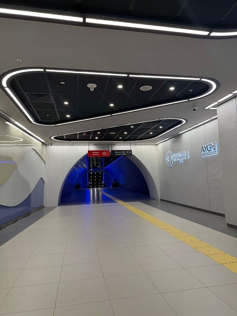 Metroya bağlanan aydınlatmalı yaya geçidi