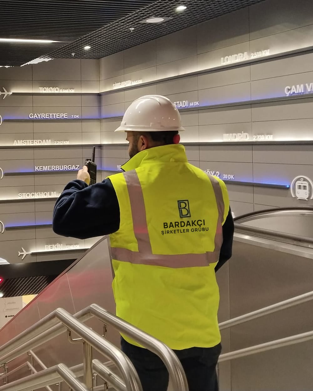 İstanbul Havalimanı metro istasyonunda saha kontrolü yapan Bardakçı Şirketler Grubu çalışanı
