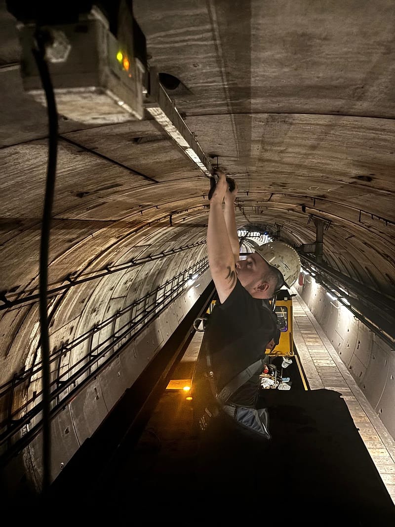 Metro tünelinde tavan hattında çalışan Bardakçı Şirketler Grubu teknisyeni
